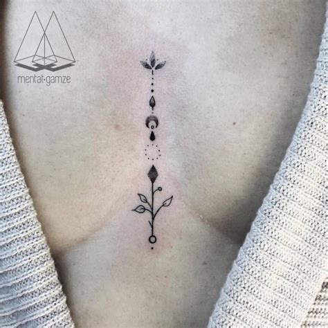 tatuajes en medio de los senos